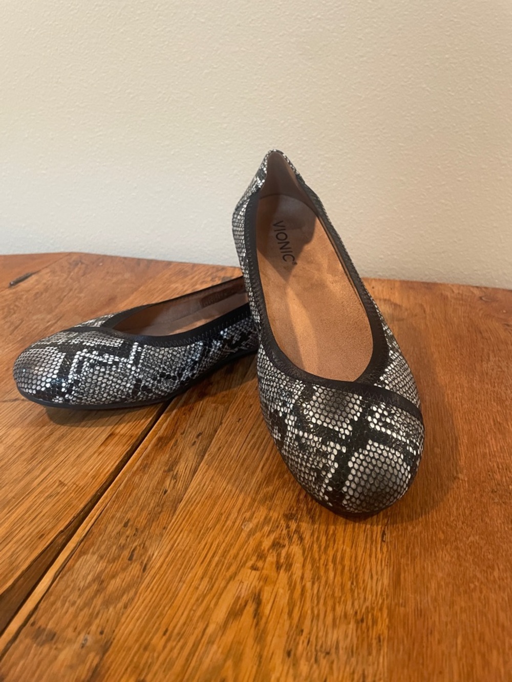 Vionic Caroll Ballet Flats | Size 8 | Black & Gray Snakeskin | EUC